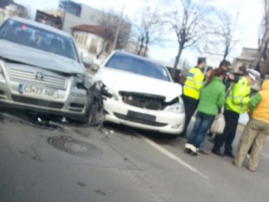 Accident rutier spectaculos la Scoica: patru maşini avariate şi o victimă